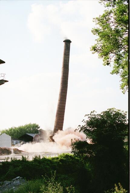 Der letzte Schlot auf dem Gelände der Deurag Nerag wurde 1987 gesprengt.