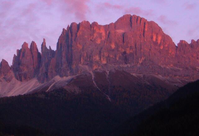 Die Sage vom Reich des Zwergenkönigs Laurin war ihm jedenfalls nicht bekannt. Wir freuen uns jedoch, wenn auch noch kein richtiges Alpenglühen, über diesen schönen Anblick. Und wir denken daran zurück, wie wir einmal dort oben auf dem Gipfel gestanden haben.