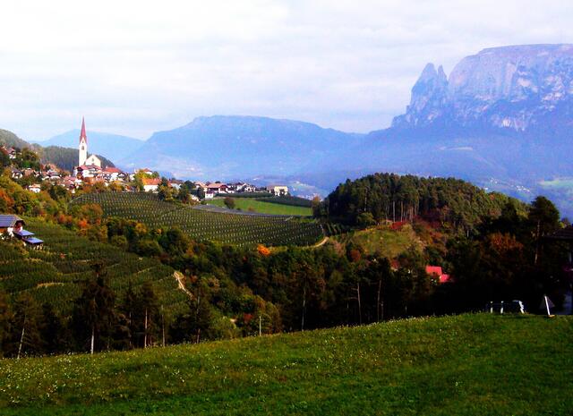 Im Eisacktal, hier eingebettet vom Ritten und auf der anderen Talseite dem Schlern, war der Ötzi zu Hause.