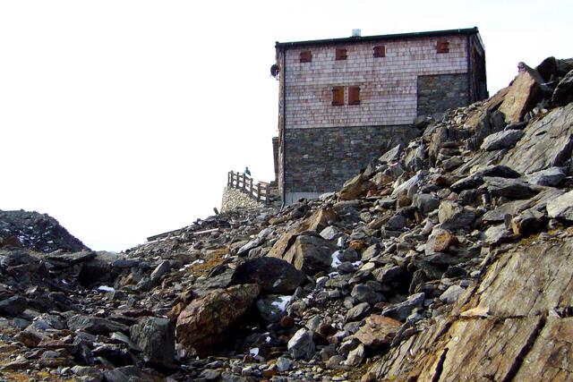 Wir haben die Similaunhütte erreicht. Sie steht in 3019 Metern Höhe. Natürlich ist sie schon längst geschlossen. Doch im kalten Wind dient sie als Schutz.