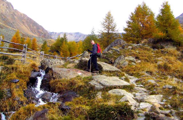 Wir folgen dem weiten Talboden, von klarstem Trinkwasser begleitet.