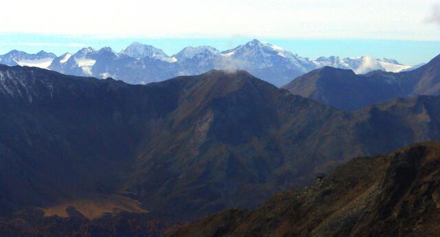 Der Blick geht von der Hütte zu einem berühmten Alpendreigestirn hinüber. In der Bildmitte von links: Königspitze, Monte Cebrù und Ortler, auf dessen Gipfel ich vor ein paar Jahren gestanden habe. Eine sehr attraktive Landschaft.