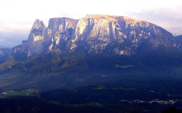 Diesen Anblick hat der Ötzi gekannt. Der Schlern zeigt sich von Westen mit Santnerspitze und Euringerspitze. In der Mitte des Hauptmassivs führt vom 2500 Meter hoch gelegenen Plateau die Teufelsschlucht herab. Ein reizvoller Pfad.