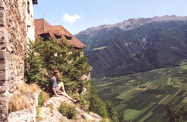 Auch von dort oben hat man einen eindrucksvollen Blick auf das Vinschgautal mit der Etsch.