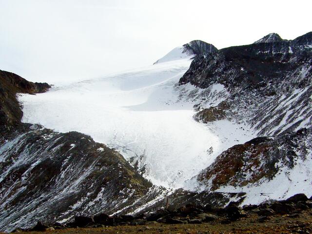 Der linke Buckel über dem Gletscher ist der 3603 Meter hohe Similaun, der dem Ötzi 1991 zunächst den Namen Similaun-Mann gegeben hat. Doch dann führte ein findiger Jounalist einen gängigen Namen ein.