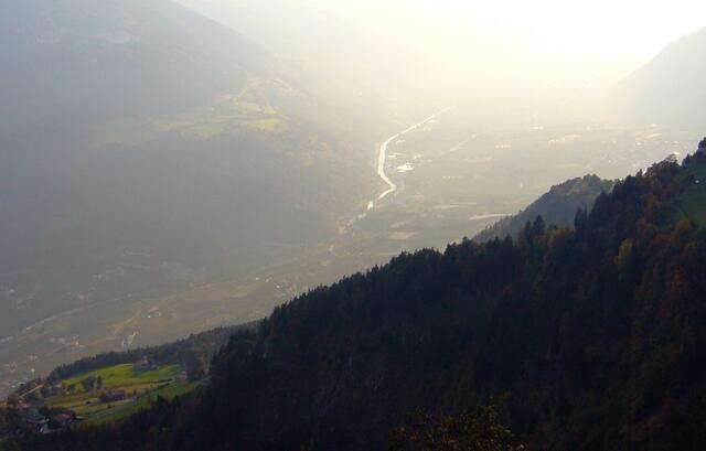 Vermutlich hat der Ötzi auch das Etsch- und Vinschgautal ( unterschiedliche Namen für bestimmte Streckenabschnitte des selben Tales ) aufwärts von Meran gekannt, denn nach 15 Kilometern zweigt nach rechts das Schnalstal ab, über dem die Fundstelle der Eismumie liegt.