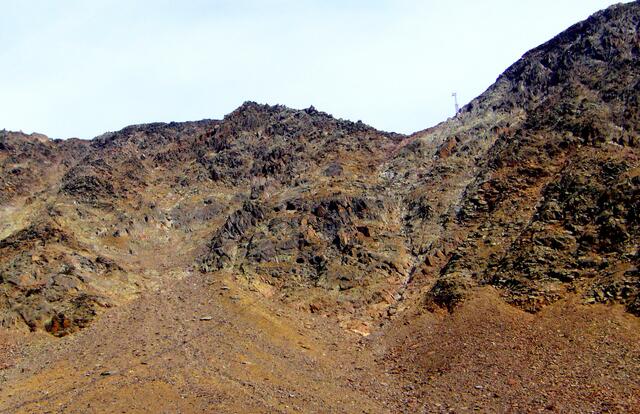 Oben in der Senke mit dem Mast steht die Similaunhütte, unser Ziel. Doch, wie meistens in den Bergen, täuscht die Entfernung. Es ist noch ein weiter Weg.