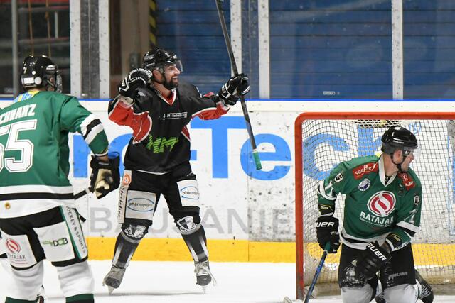 Bei seinem Comeback in Königsbrunn erzielte Top-Scorer Hayden Trupp fünf Scorerpunkte und hatte allen Grund zum jubeln.