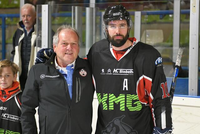 Nach der Partie wurde Matthias Forster von Premium-Sponsor Gerhard Beutelrock zum besten Königsbrunner Spieler geehrt.