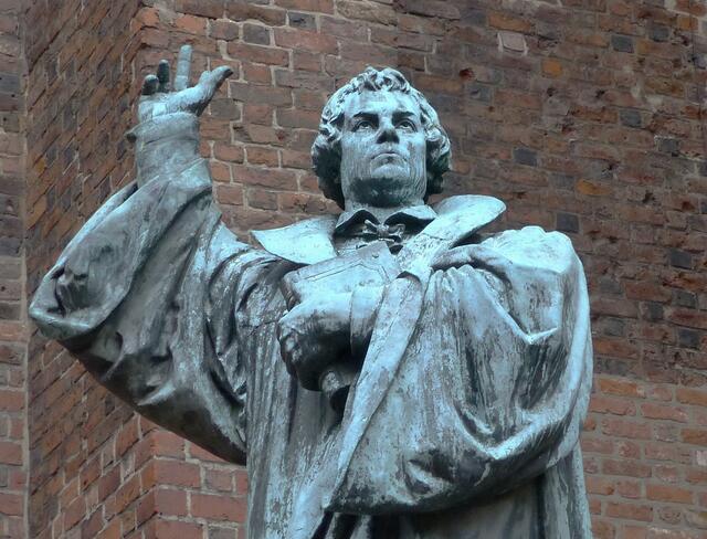 Martin Luther protestierte gegen die Missstände der Kirche. Durch die durch Gutenberg eingeführte Buchdruckkunst, wurde seine Stimme überall gehört. Seine Worte verbreiteten sich wie ein nicht aufzuhaltendes Lauffeuer.