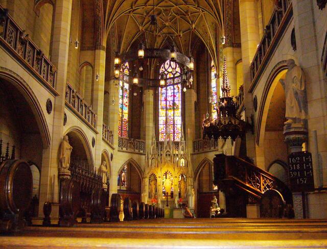 Die Schlosskirche strahlt eine besondere Atmosphäre aus. An diesem Ort atmet man förmlich den Hauch der Reformation ein.