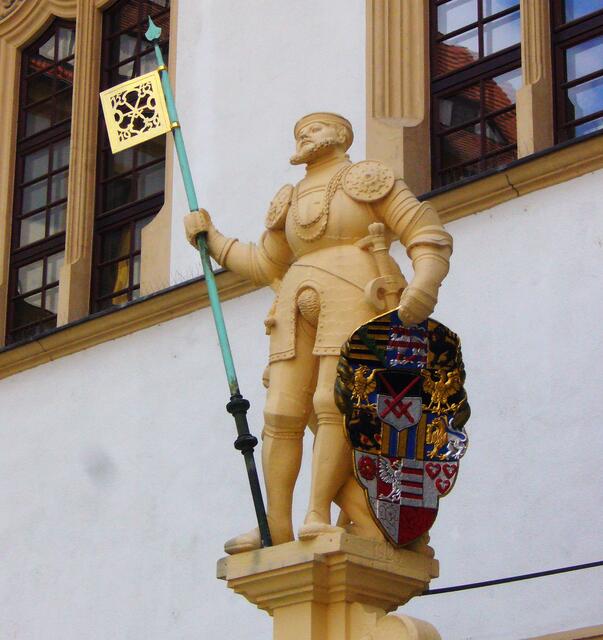 Kurfürst Friedrich dem Weisen lag es daran, das unersättlich, geldgierige Papsttum zu schwächen. So unterstützte er auch Luther.