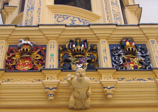 Viele prächtige Ritterwappen verzieren die Fassade des Innenhofes.