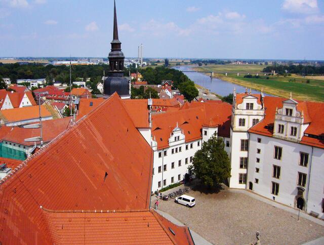 Blick vom Turm über Stadt und Elbe.