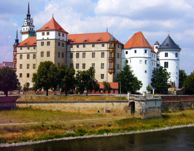 Nicht weit entfernt von Wittenberg liegt die Stadt Torgau mit Schloss Hartenfels.