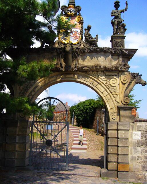 Auch setzte er sich für die Bauern ein und war gegen die Bauernkriege. Wir betreten das Schloss von der Elbseite her.