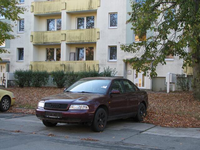 Eine Moschee in einer Top Lage, abgestellte Autos....