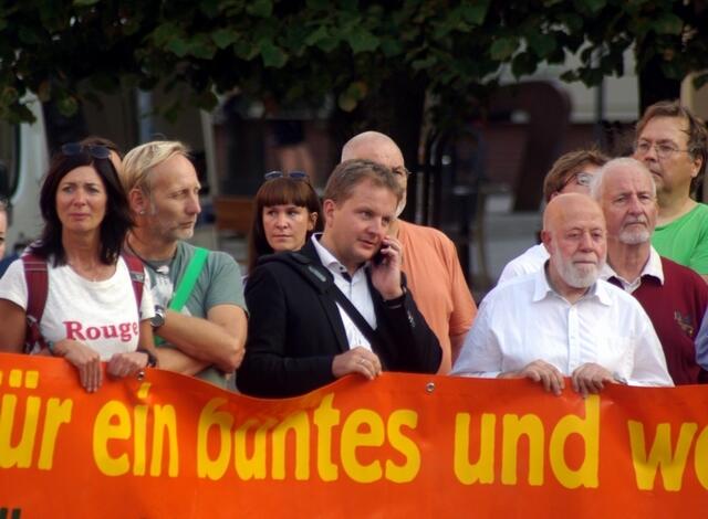 Dr. Badenschier und Iman Mohamed Dib Khanji  Seite an Seite auf einer Demo auf dem Schweriner Markt.