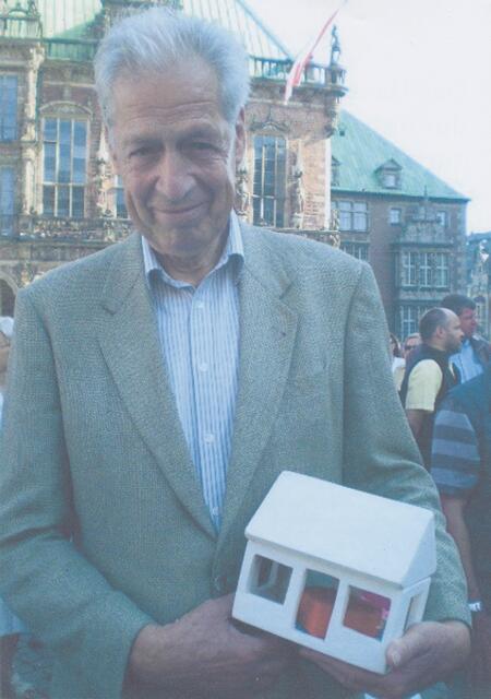 9. September 2012, Herr Bürgermeister a.D. vor dem Bremer Rathaus