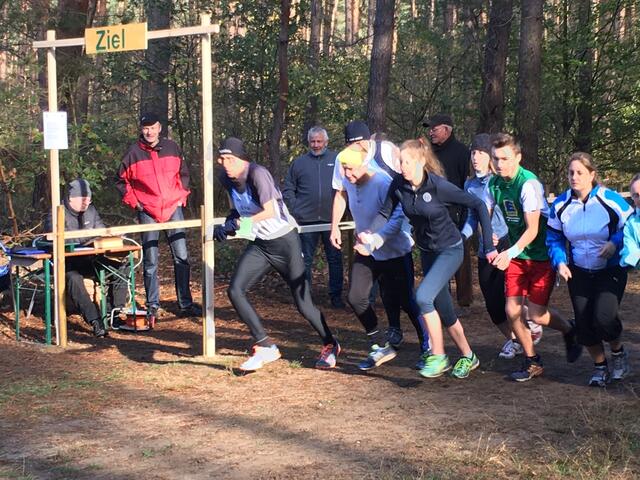 Start des 2.200m Lauf, viele Alterklassen m+w laufen zusammen.