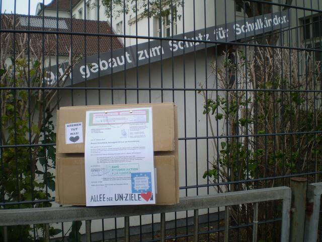 Bremen, 1. November 2018: Blick auf meine "Geschenksendung zum 31. Oktober 2018 für das Schulmuseum Bremen" - hier vor dem Schulmuseum Bremen am Eingang zum Erdbunker aus dem Jahr 1941 zum Schutz für Schulkinder