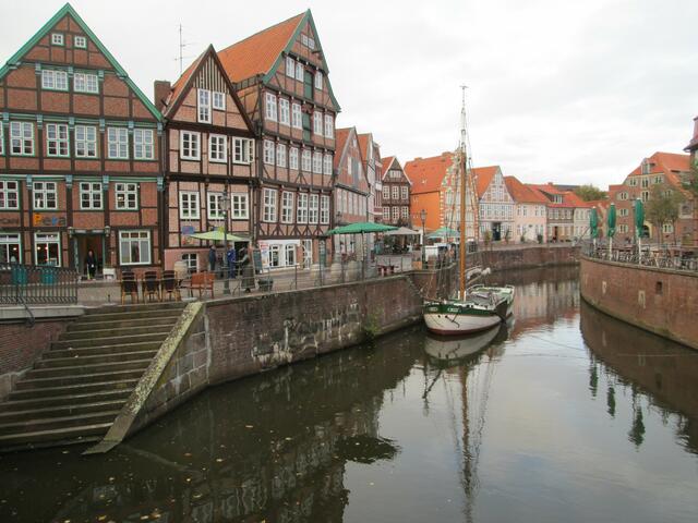 Partie am Hansehafen mit dem dem Flachkielsegelboot (Ewer) „Willi“ (Baujahr 1926) und Blick auf die Häuser an Wasser-West in Stade.