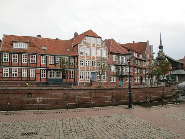 Blick vom Hafen auf die Seite Wasser-Ost zum Turm der seit 1529 evangelisch-lutherischen Kirche St. Cosmae in Stade.
