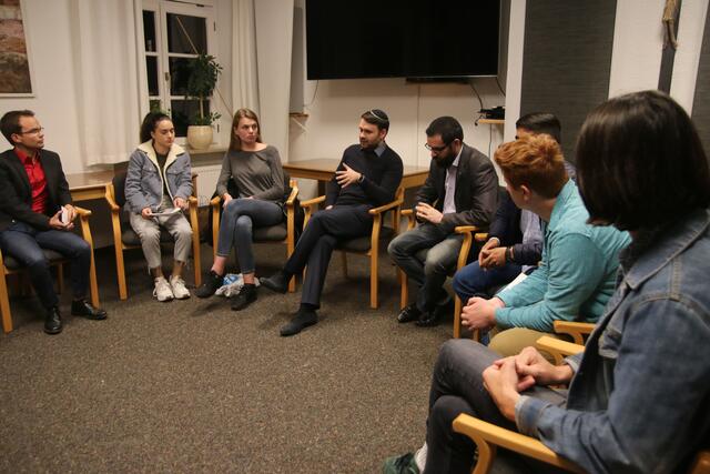Moderator Daniel Leichtle, Asya Vural, Ramona Strobel, Maximilian Feldmann, Yonatan Shay, Rezwan Shaheedi, Sam Longlet und Toby Jones diskutieren friedlich und respektvoll über das aktuelle Thema Demokratie.
