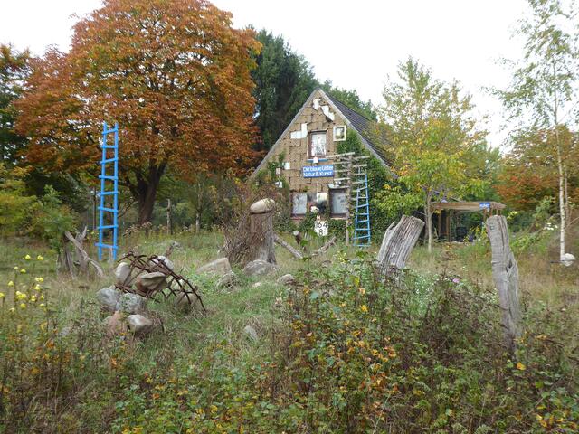 Der Landschaftsgarten und das urige Haus mit den Kunstausstellungen