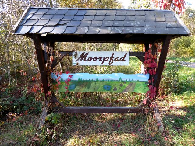 Liebevoll gestalteter Eingang zum Moorerlebnispfad Tarmstedter Moor
