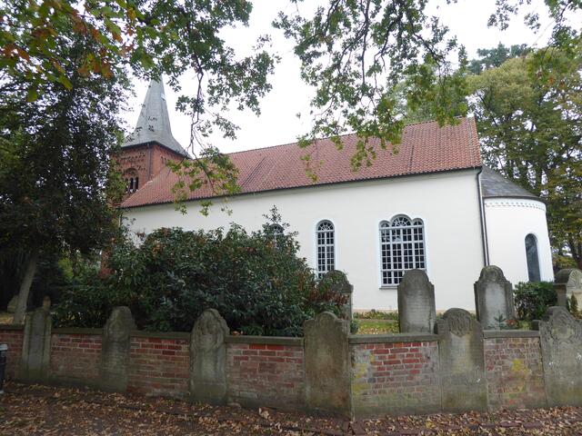 In der Kirchenmauer sind Grabstellen eingelassen.