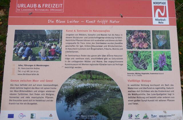 Infotafel beim Kunst- und Landschaftsgarten "Blaue Leiter"