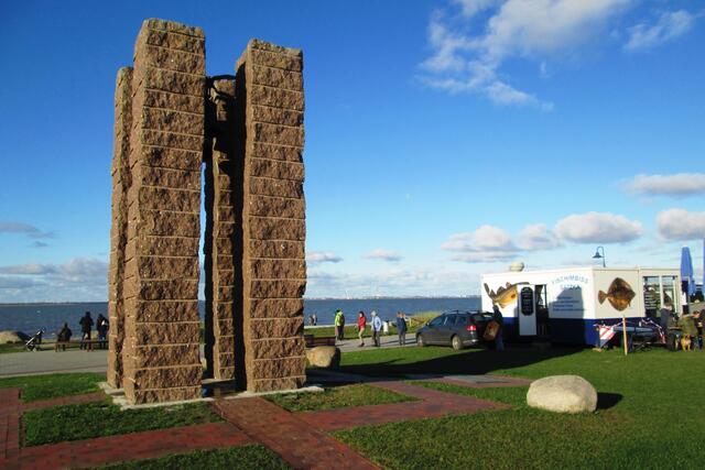 „Der Friesendom“ ist eine Skulptur an der Edo-Wiemken-Straße in Dangast von Eckart Grenzer (Oldenburg, 2004).