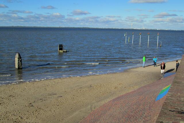 Von dem Weg beim „Alten Kurhaus": Drei Kunstwerke auf einen Blick. Von links: In der Flut am Strand von Dangast wird der „Phallus“ von Wellen umspült. Der „Kaiserstuhl" ist bis zur Sitzfläche mit Nordseewasser benetzt. Und „Die Jade“ steht auf dem Holzsteg knietief im Wasser.