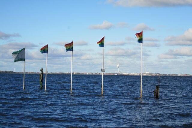 Vom Badestrand aus: Vorne „Die Jade“ vor der Stadt Wilhelmshaven.