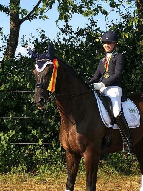 Lara Merk - Vereinsmitglied - Schwäbische Dressurmeisterin 2018 - Junge Reiter | Foto: Lara Merk