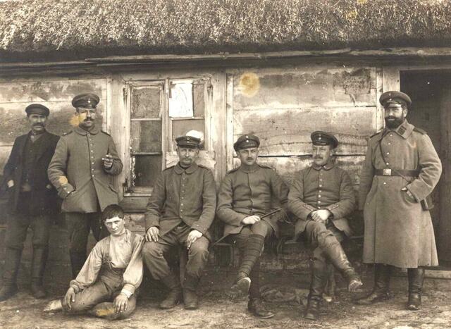 An der Ostfront kämpfte Deutschland-Österreich gegen Russland. (Fritz Hütte dritter von rechts.)