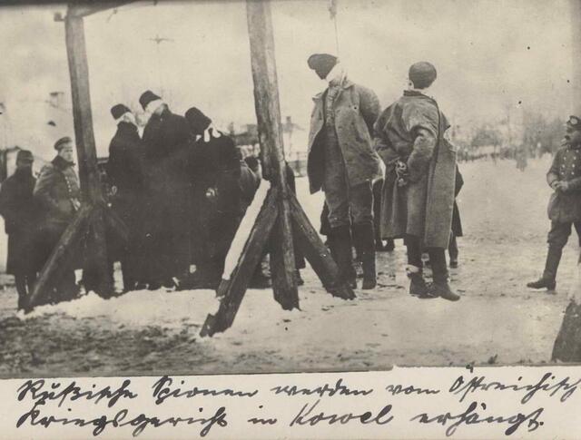 Bildunterschrift: "Rußische Spione wurden vom Österreichischen Militärgericht in Kowel erhängt." Ob es wirklich Spione waren, wissen wir nicht. In jedem Krieg gibt es Irrtümer und die Lüge hat Hochkonjunktur.