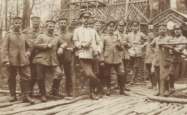 Vermutlich war der Krieg an der Ostrfront für die Soldaten besser zu ertragen, sofern man davon reden kann, als im erstarrten Stellungskrieg in den Schützengräben der Westfront.