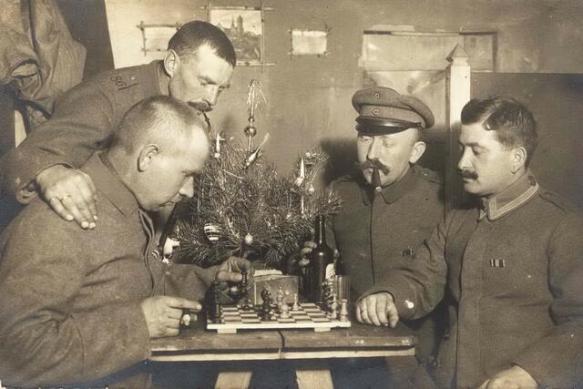 Weihnachten im Feld. Meine Urgroßmutter Clara Voss schrieb 1914 zum Fest: "In diesem Jahr fing der schreckliche Krieg an. Ludwig (Sohn) im Krieg. Wie mag es 1915 sein? Wird Ludwig, dies gebe Gott, gesund heimkehren und wir dazu wieder Frieden haben?" Doch das sollte nicht der Fall sein. Der "Schlieffen-Plan", der eines Blitzkrieges, funktionierte nicht. (Fritz Hütte zweiter von rechts.)