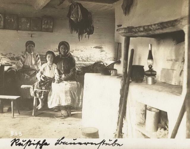 Auch in Deutschland gab es vor einem Jahrhundert ländliche Gebiete in kargen Landschaften, in denen die Menschen ähnlich lebten. Bildunterschrift: Rußische Bauernstube.