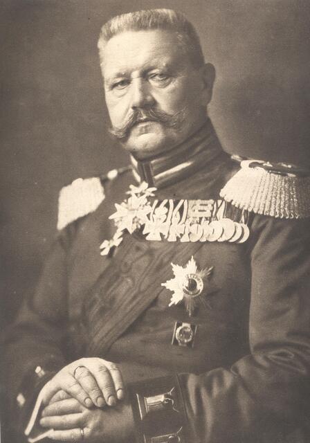 General Feldmarschall von Hindenburg, der aus deutscher Sicht "damalige Held" des Krieges, hat unter diesen großformatigen Druck eigenhändig einige Worte geschrieben (nächstes Bild).