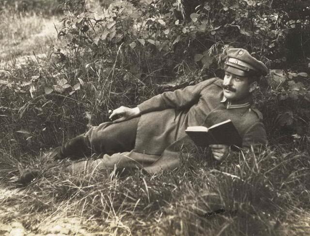 Alle Fotos stammen aus dem Nachlass von Fritz Hütte (Foto), der 1884 geboren wurde. Nach dem Tod seiner Tochter, mit der wir nie über diesen Krieg gesprochen haben, haben wir die Bilder entdeckt. So kann ich leider nichts dazu sagen. Sie müssen für sich selbst sprechen.