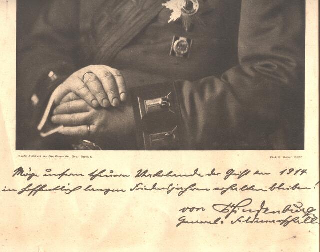 "Möge unserem theuren Vaterlande der Geist an 1914 in Hoffnung langer Friedensjahre erhalten bleiben!" Dabei war zu dieser Zeit längst klar, dass ein Krieg unausweichlich war. Im Juni erfolgte in Sarajewo das Attentat auf den Thronfolger. Und gerade das damals von der Politik unabhängige Militär wollte den Krieg unbedingt.