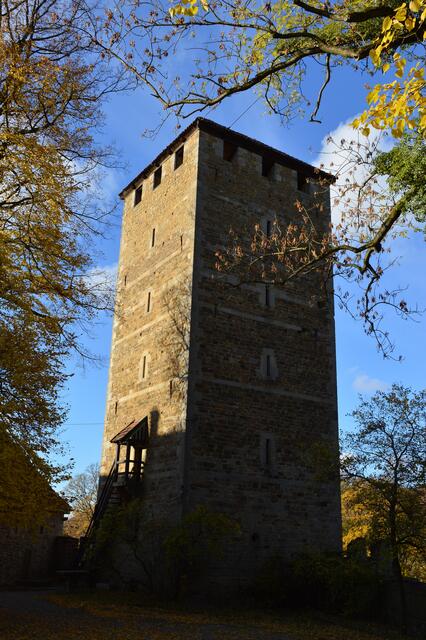 Der mächtige Bergfried, den man besteigen kann. An seiner vorderen Front kann man deutlich Granateinschläge aus dem April 1945 erkennen.