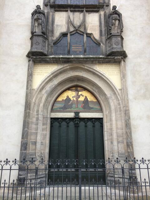 An der Schlosskirche in Wittenberg finden sich die 95 Thesen von Martin Luther