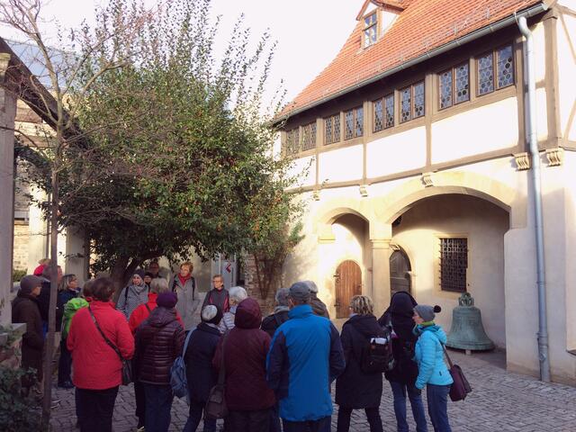 Ob hier in Eisleben beim Geburthaus Luthers oder an anderen Orten – die Teilnehmer der Reise lernen die jeweils andere Konfession besser kennen und tauschen sich aus. Der offene Dialog ist ein großer Gewinn