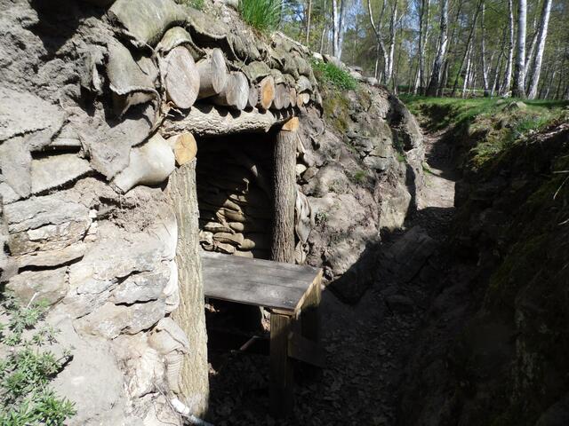 Wer wochen- und monatelang in solch klaustrophobischen Gräben unter täglichem Beschuss und ständiger Todesangst untergebracht war, war mit den Nerven wohl ziemlich am Ende.