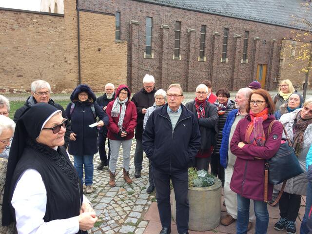 Wir sind im Gästehaus vom Kloster Helfta untergebracht. Schwester Mathilde berichtet bei einer Führung von der Wiederaufbau des Klosters, von Leben der Zisterzienserinnen und von ihrer durchaus außergewöhnlichen Berufung - bis vor wenigen Jahren war sie im mittleren Management bei BMW beschäftigt