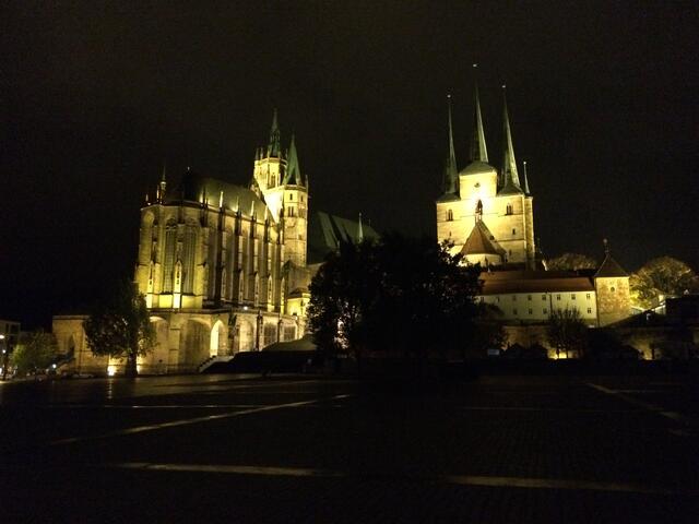 Der Erfurter Domplatz bei Nacht